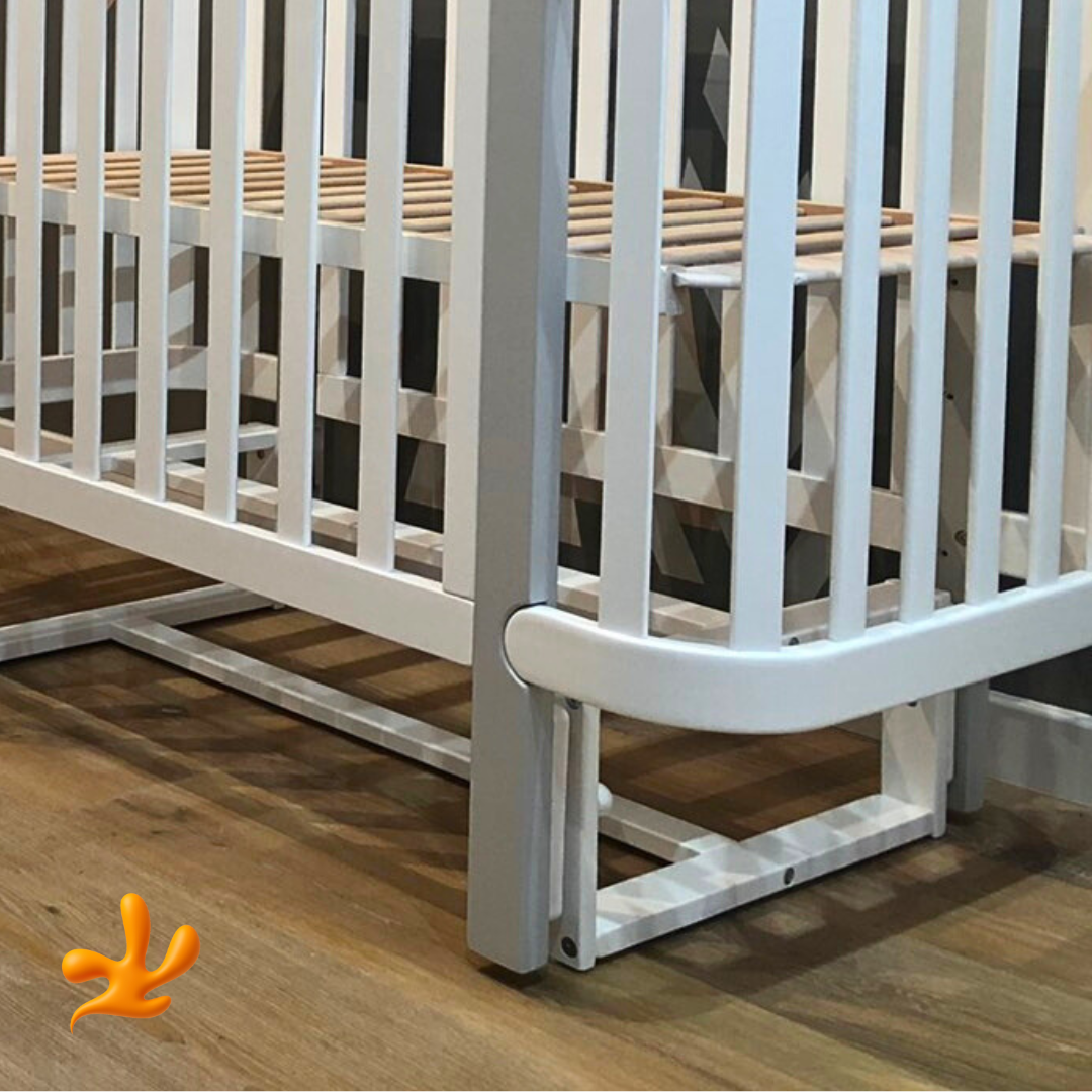 Houpací mechanismus pro kolébání Gekko Kids. Pro postýlky Zukko a Zukko Soft. Dřevěný, podélný, bez šuplíku. Bílá.